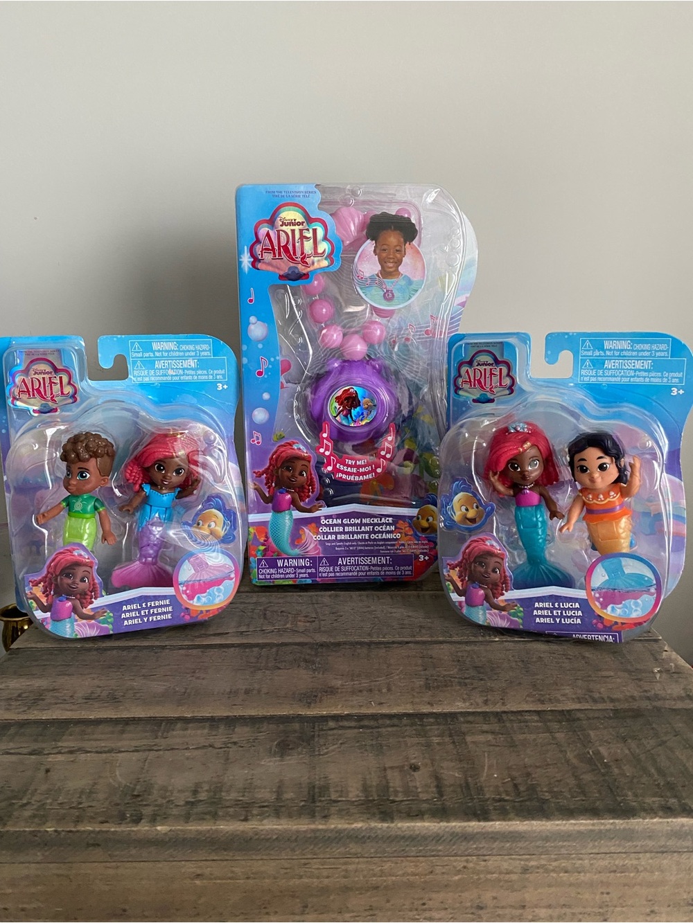 Disney Junior Ariel & Lucia/Ariel & Fernie Mermaid Figures & Ocean Glow Necklace